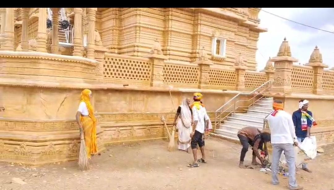 मध्यप्रदेष से आए बाबा के दो सौ भक्त जुटे सफाई अभियान में