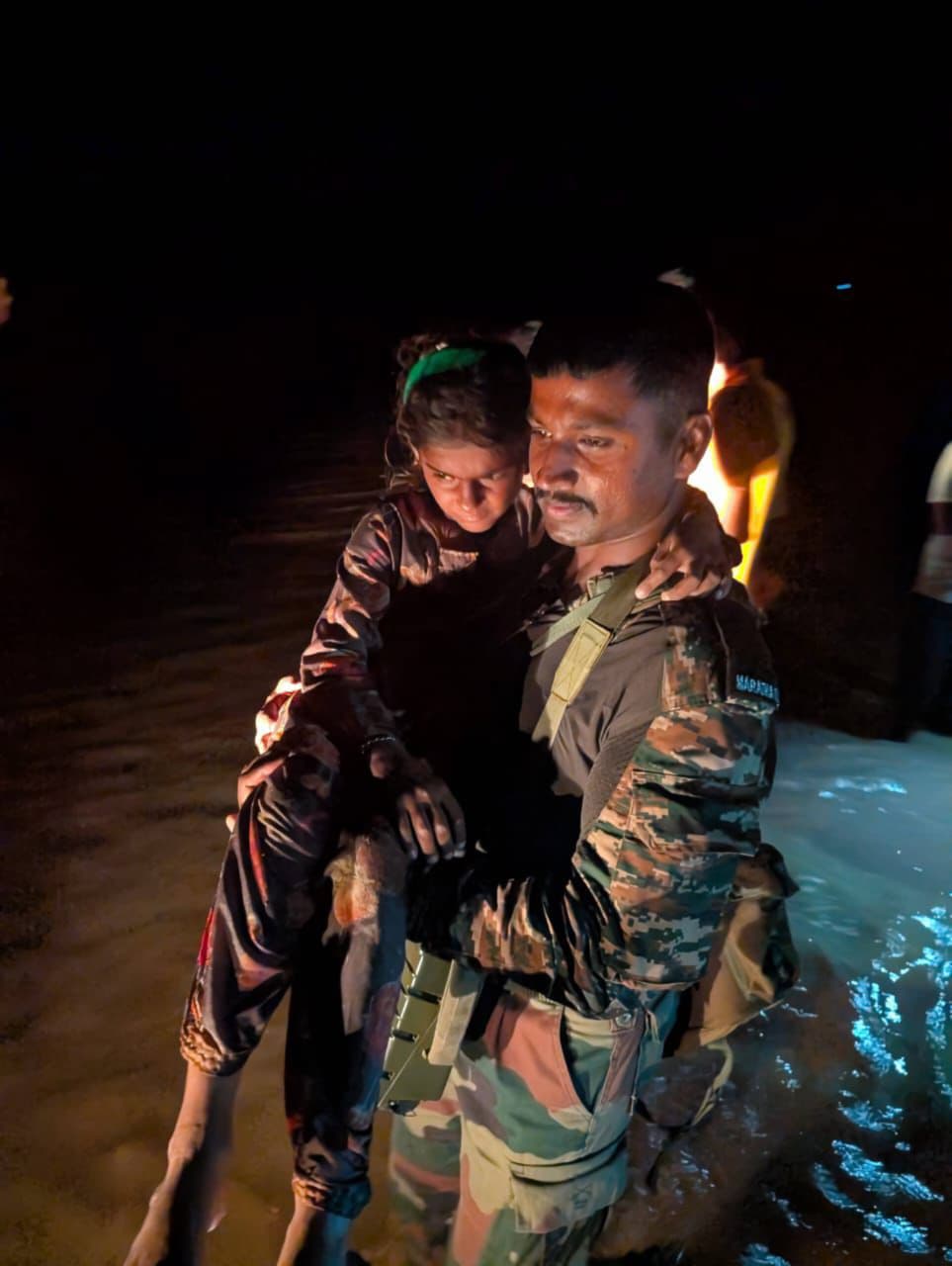 मूसलाधार बारिश के बीच  भारतीय सेना ने बाड़मेर जिले के दासुरिया गांव में  21 ग्रामीणों को बचाया