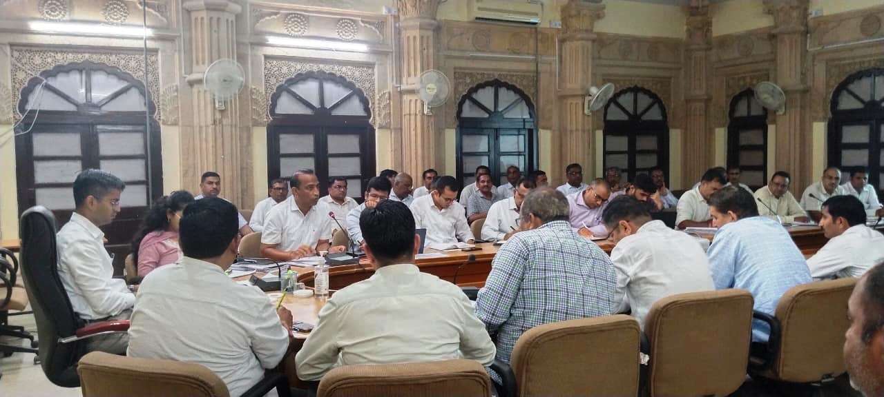 जिला कलक्टर ने की शहरी एवं ग्रामीण सेवा शिविर तैयारियों की समीक्षा बैठक