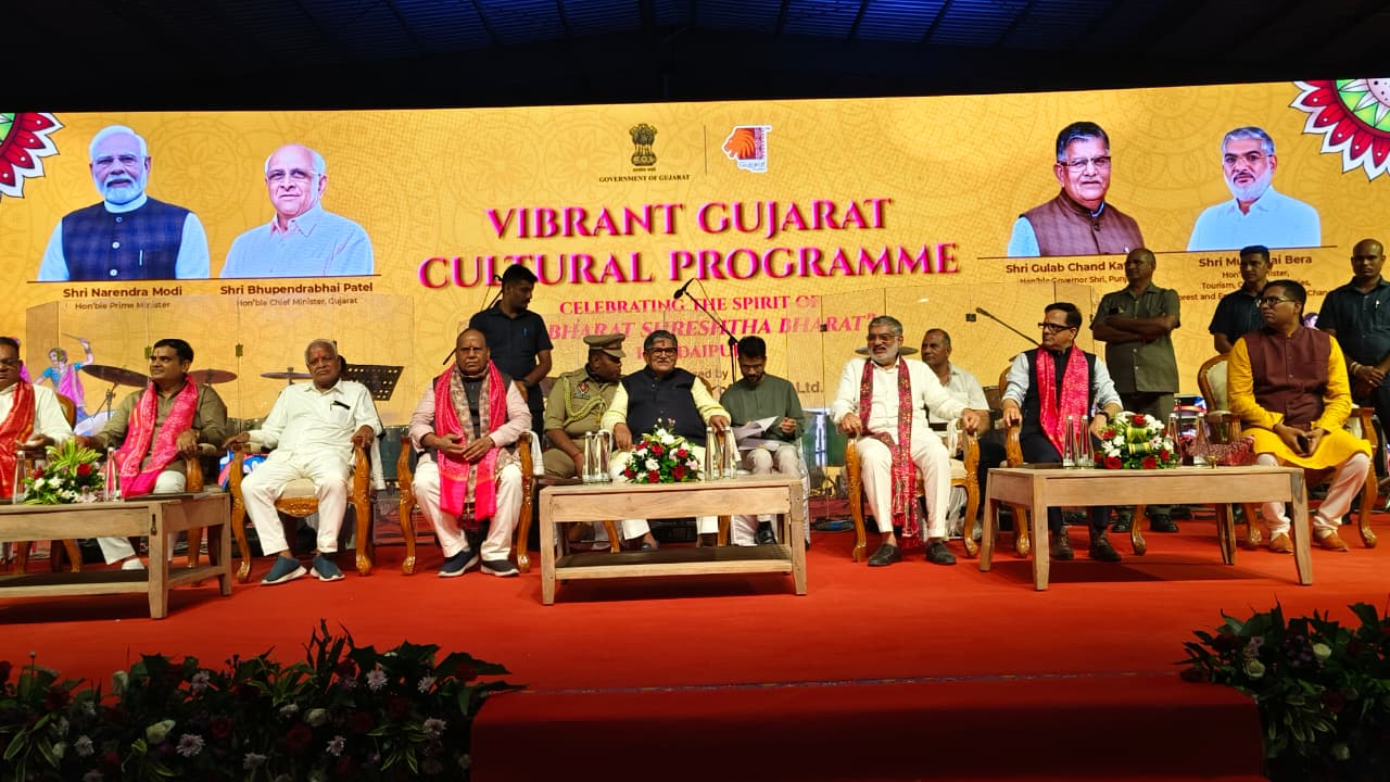 गुजरात और मेवाड़ी संस्कृति के संगम से उठी आनंद की हिलोरें