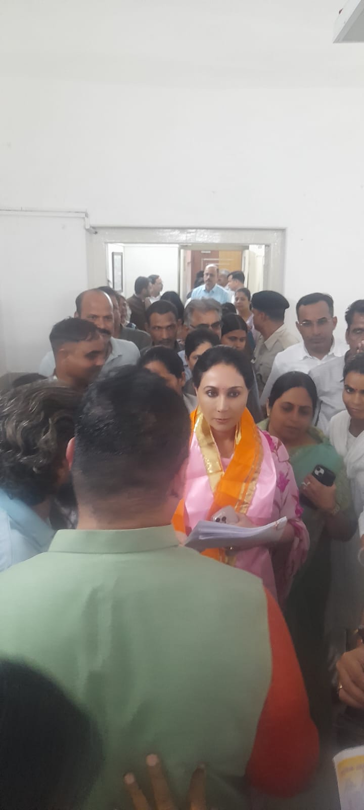 कुलगुरु के रवैये से आक्रोश, संविदाकर्मियों ने उपमुख्यमंत्री को सौंपी गुहार