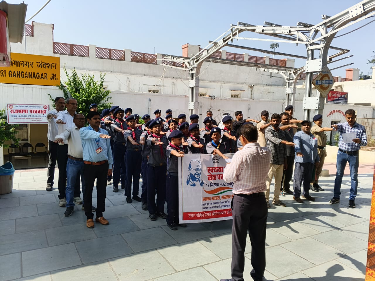 श्रीगंगानगर रेलवे स्टेशन पर स्वच्छता पखवाड़ा शुरू हुआ