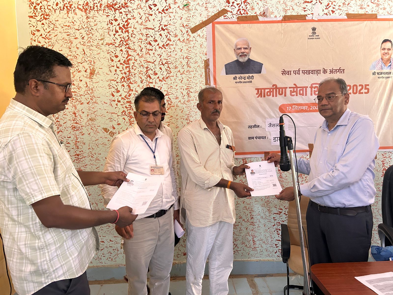 सफलता की कहानी-3  ग्रामीण सेवा शिविर-2025  मंगला पशु बीमा योजना के तहत किया गया पॉलिसियों का वितरण