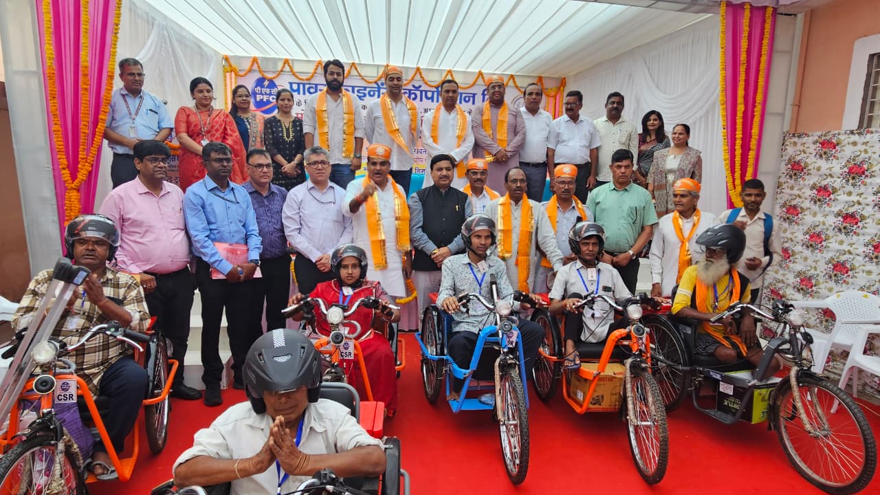 विद्यापीठ - प्रधानमंत्री नरेन्द्र मोदी के 75वें जन्मोत्सव पर 70 दिव्यांगजन को मोटराईज्ड ट्राईसाइकिल का किया वितरण दिव्यांगजनों के खिले चेहरे .......