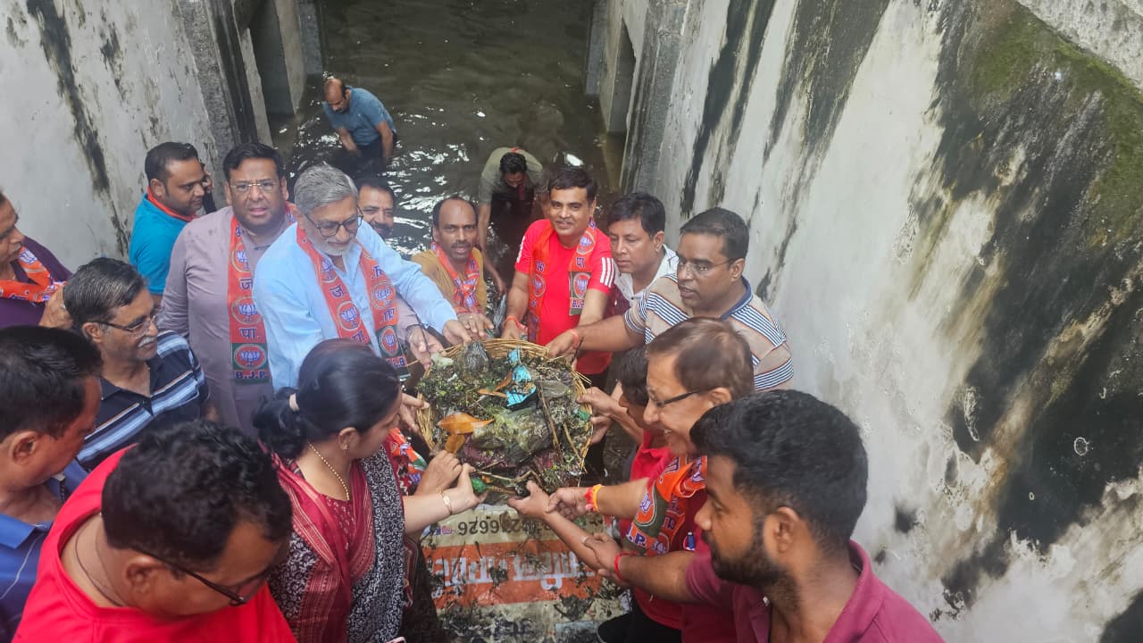 PM Modi’s 75th Birthday Celebrated with Ancient Stepwell Cleanup and Blood Donation Drive