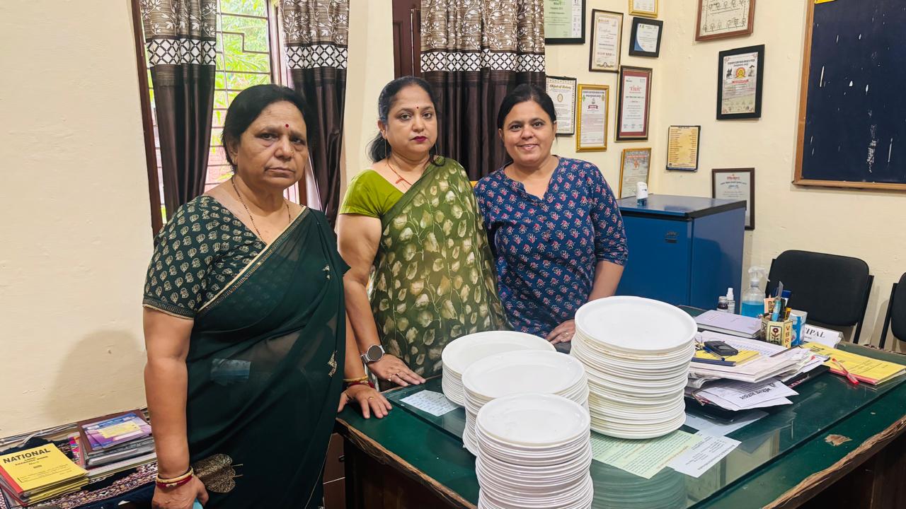 महिला मंडल स्कूल के हाॅस्टल में क्राॅकरी भेंट