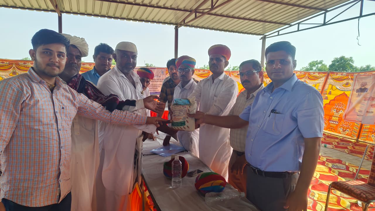 ग्रामीण सेवा शिविर से किसानों के चेहरंे खीले  106 किसानों को मिले मिनी किट