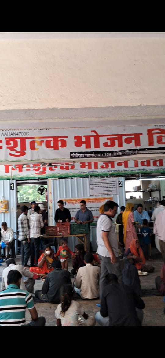 1001 परिवारांें को निःशुल्क कराया भोजन