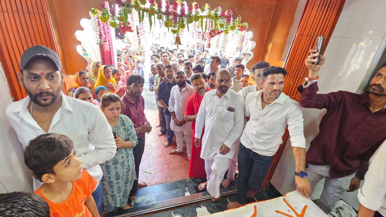 अभिजीत मुहूर्त में माता के मंदिर में हुई घट स्थापना कालकामाता मंदिर में भक्तों का उमड़ा जनसैलाब