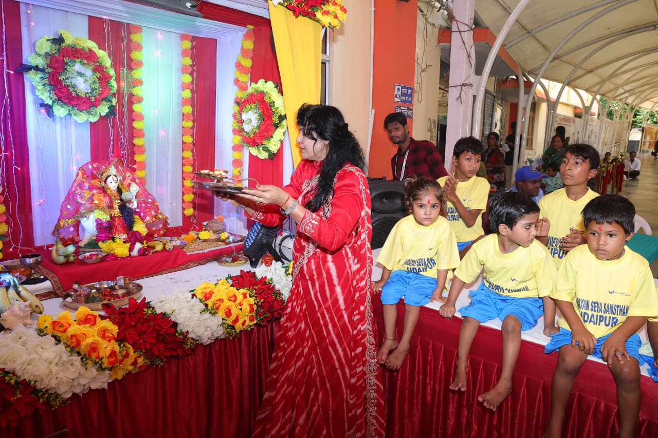 नारायण सेवा संस्थान परिसर में दुर्गा प्रतिमा की स्थापना