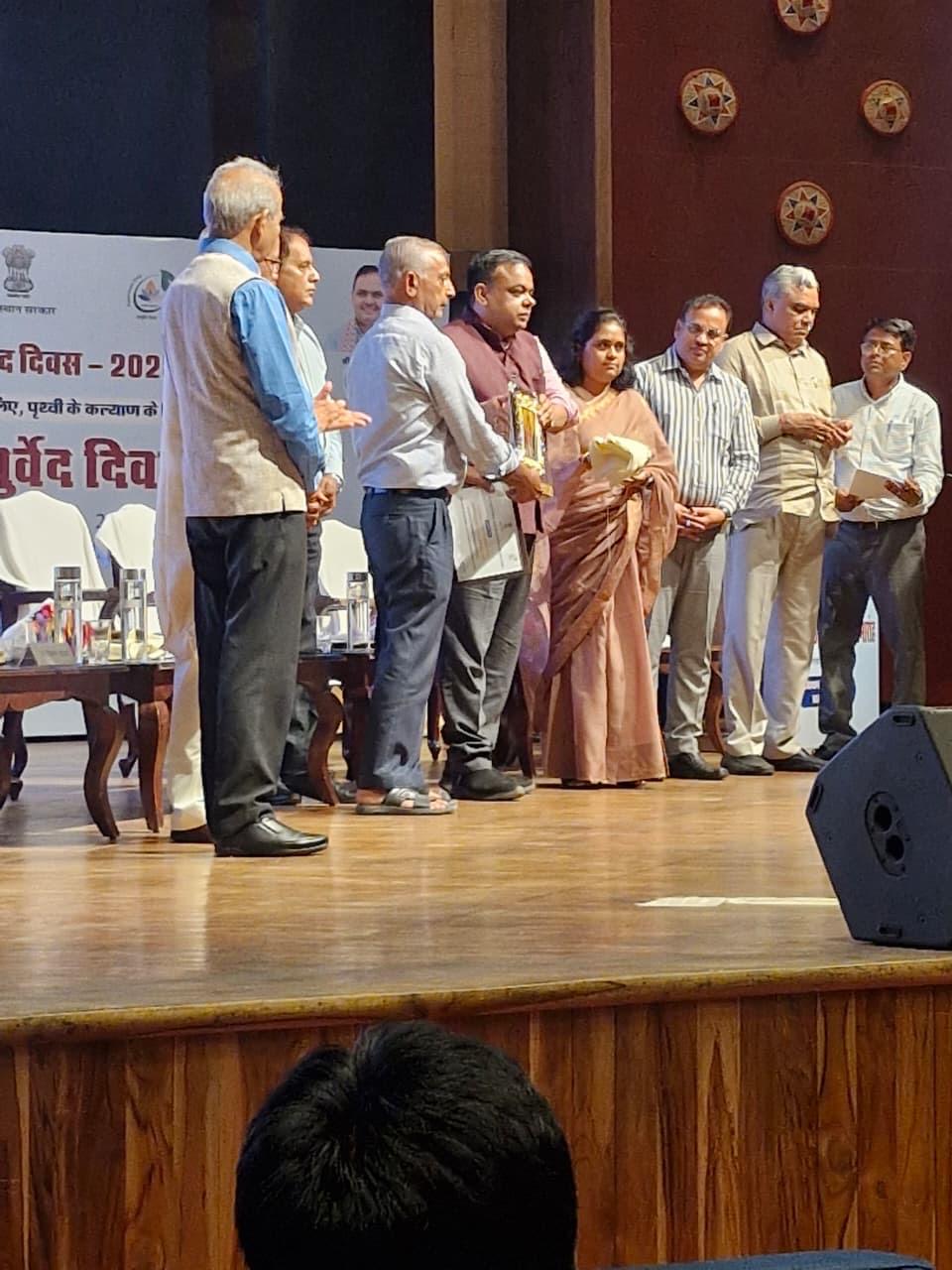 जिले के भामाशाह श्री अशोक कुमार शर्मा राज्य स्तरीय धनवन्तरी पुरूस्कार से सम्मानित