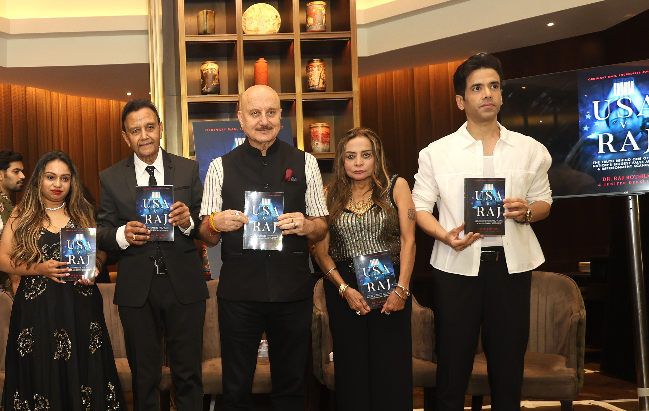 अभिनेते अनुपम खेर आणि तुषार कपूर यांनी पद्मश्री डॉ. राज बोथरा यांचे पुस्तक USA v Raj सादर केले