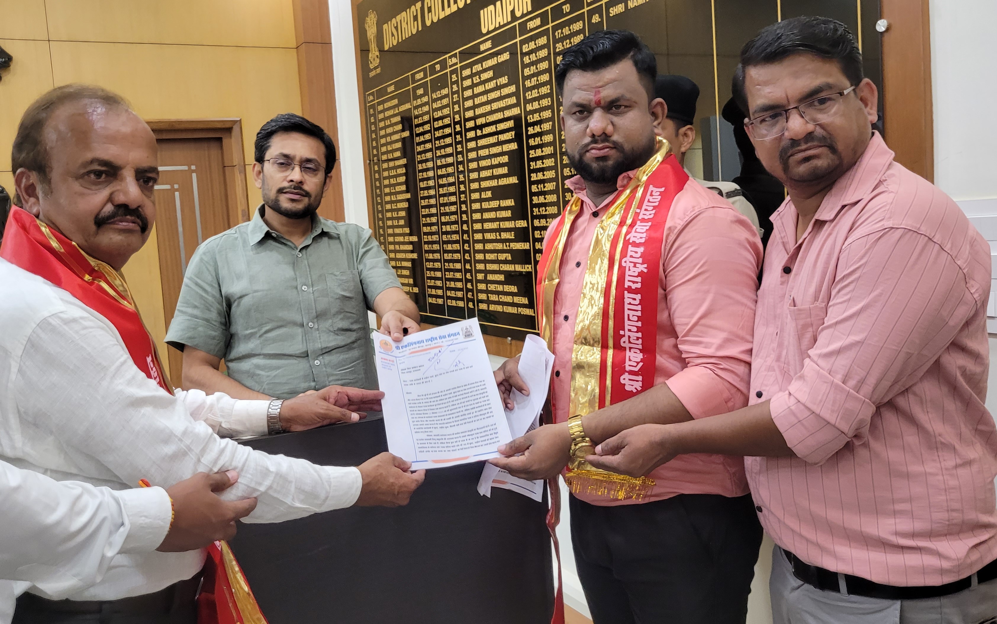 गरबा कार्यक्रमों में फूहडता को लेकर एकलिंगनाथ राष्ट्रीय सेवा संगठन का प्रदर्शन, कलेक्टर, एएसपी को दिया ज्ञापन