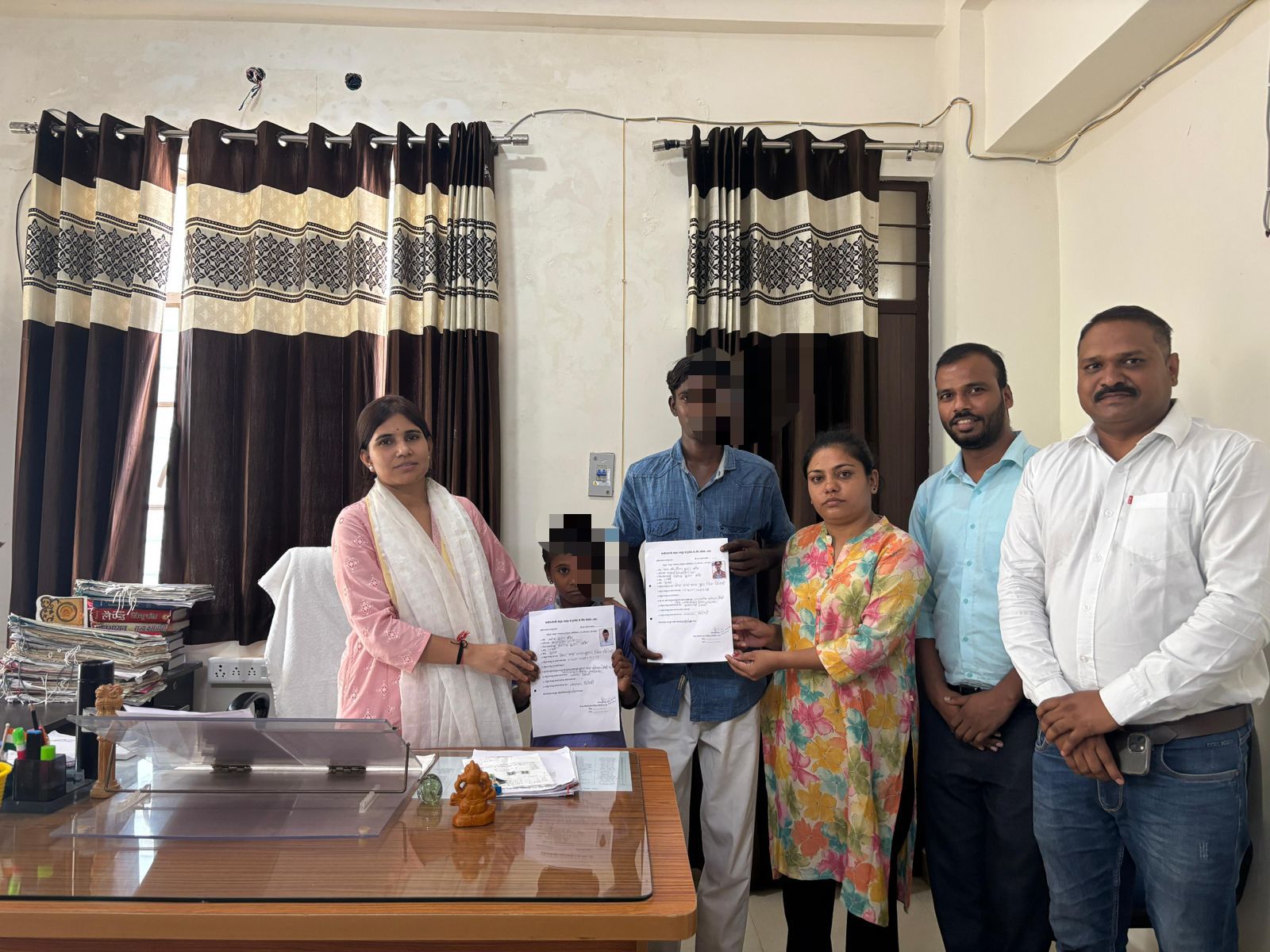 गडरियो के चंगुल से मुक्त कराए 2 मासूमो को प्रशासन ने जारी किया बंधुआ मुक्ति प्रमाण पत्र, सलूम्बर जिले की बंधुआ श्रमिक की यह प्रथम कार्यवाही 