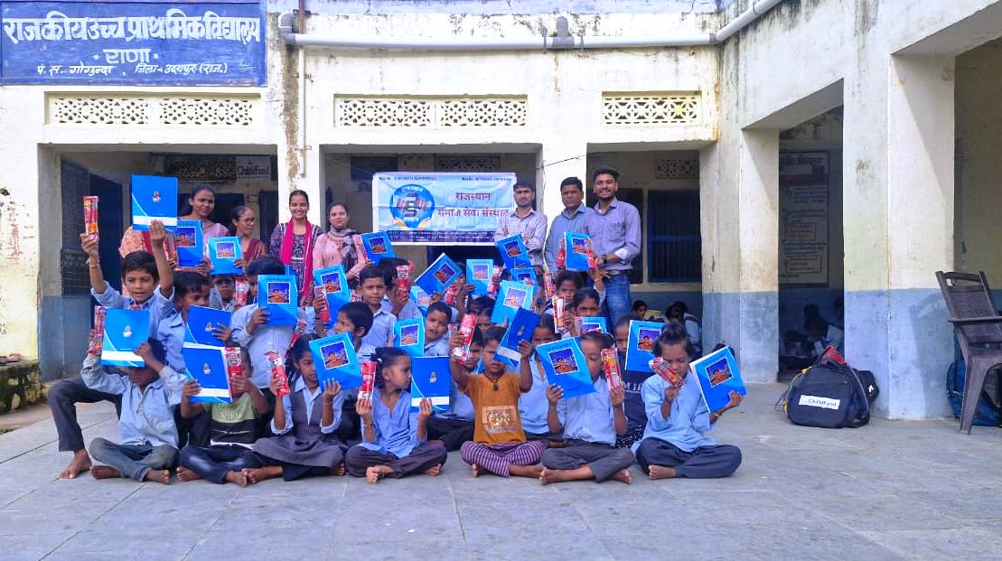 स्कूलों में 600 बच्चों को स्टेशनरी वितरित