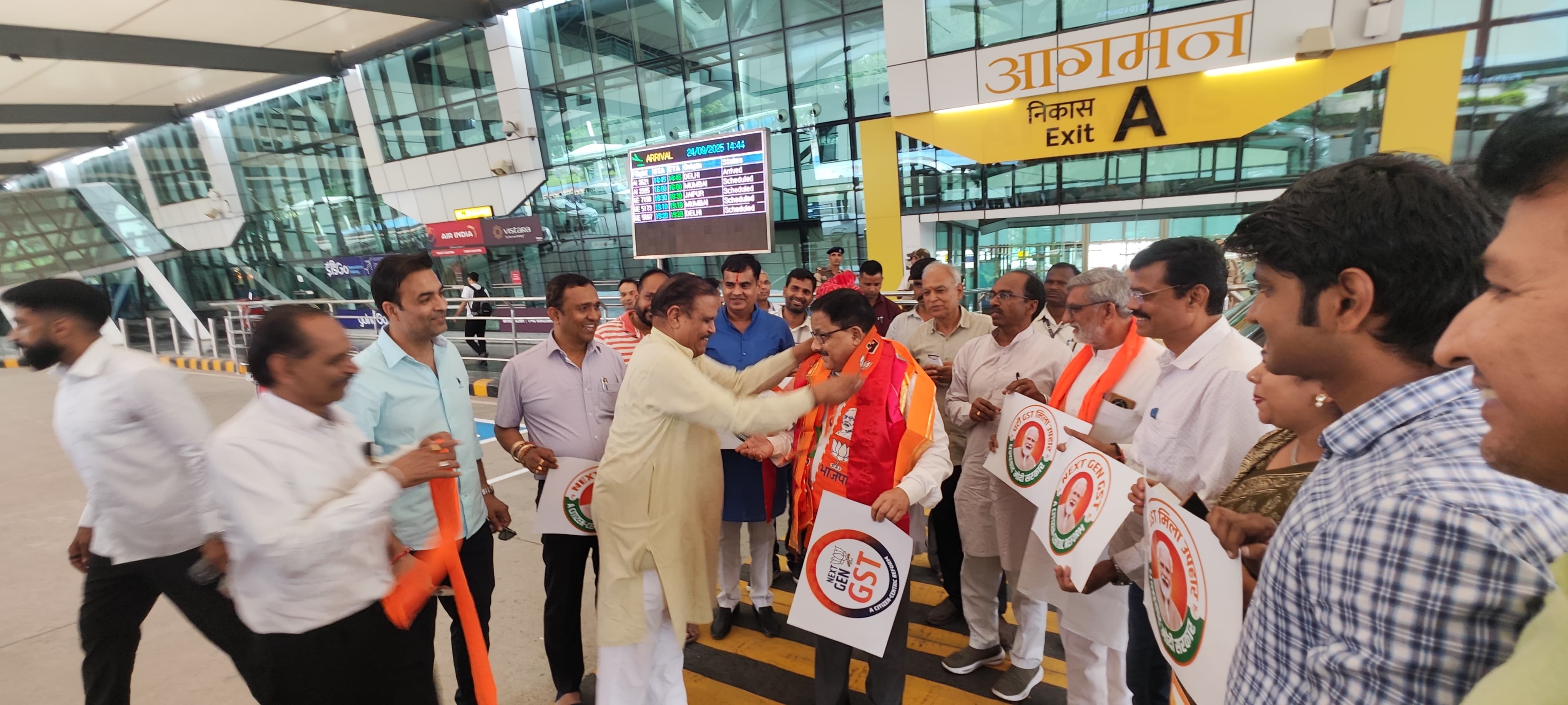 BJP State In-Charge Radha Mohan Das Agrawal Welcomed at Udaipur Airport