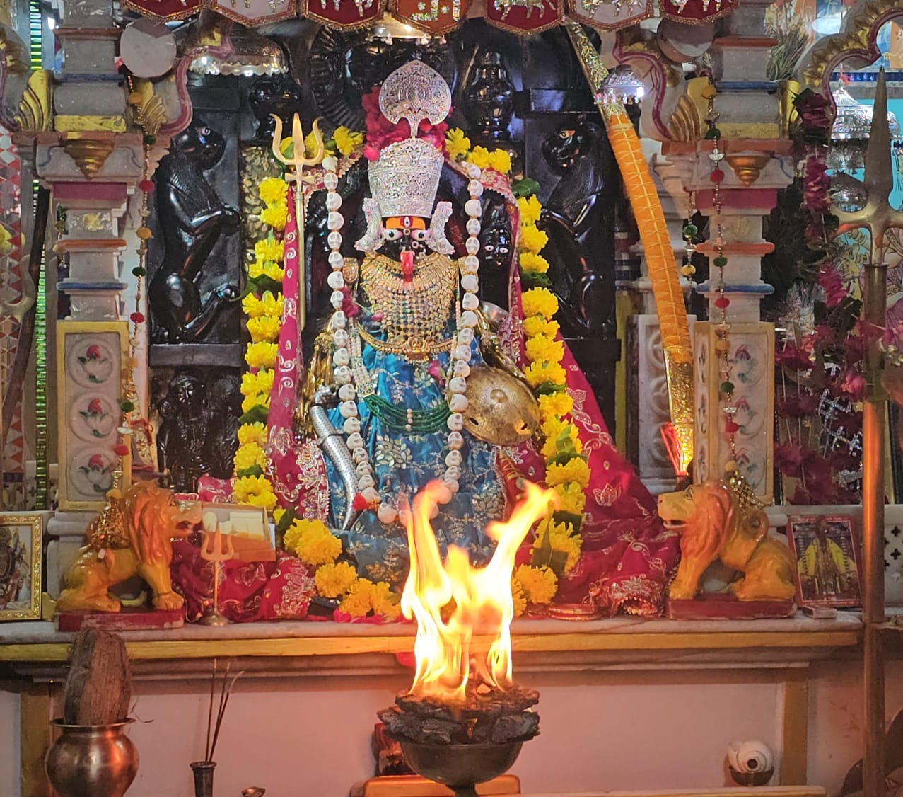 कालकामाता मंदिर में दिनभर रही भक्तों की भीड़ 13वीं विशाल भजन संध्याॅ गुरूवार को