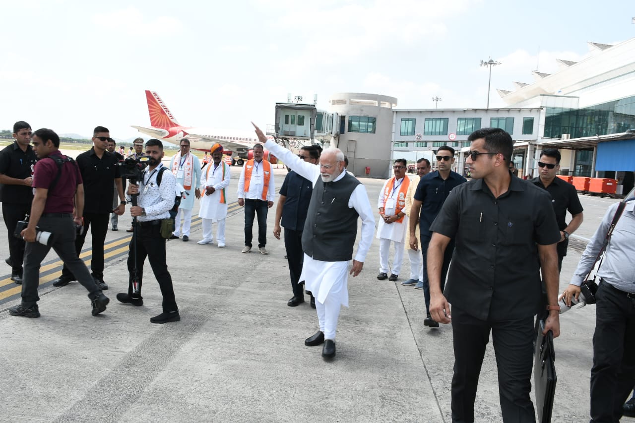 प्रधानमंत्री श्री नरेंद्र मोदी की डबोक हवाई अड्डे पर अगवानी