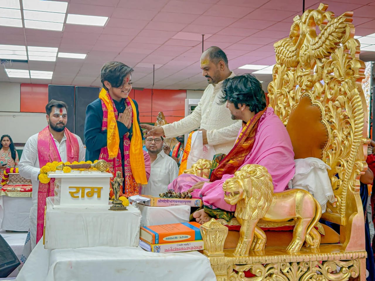 Aryan Babu’s Devotional Songs Enthral Devotees at Bageshwar Dham