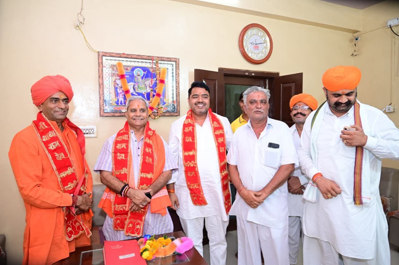 मुख्य सचेतक श्री जोगेश्वर गर्ग ने बाबा रामदेव जी के दर्शन कर  प्रदेश की खुशहाली की कामना की