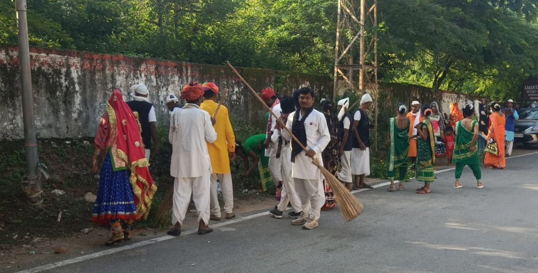 स्वच्छता ही सेवा का संदेश देने हेतु शिल्पग्राम एवं गणगौर घाट पर किया श्रमदान