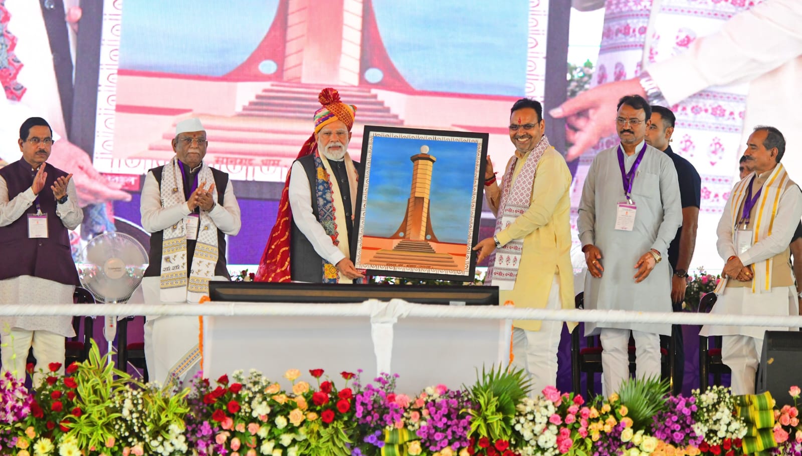 प्रधानमंत्री नरेन्द्र मोदी ने दक्षिणी राजस्थान के आदिवासी अंचल की नई भाग्य रेखा खींची