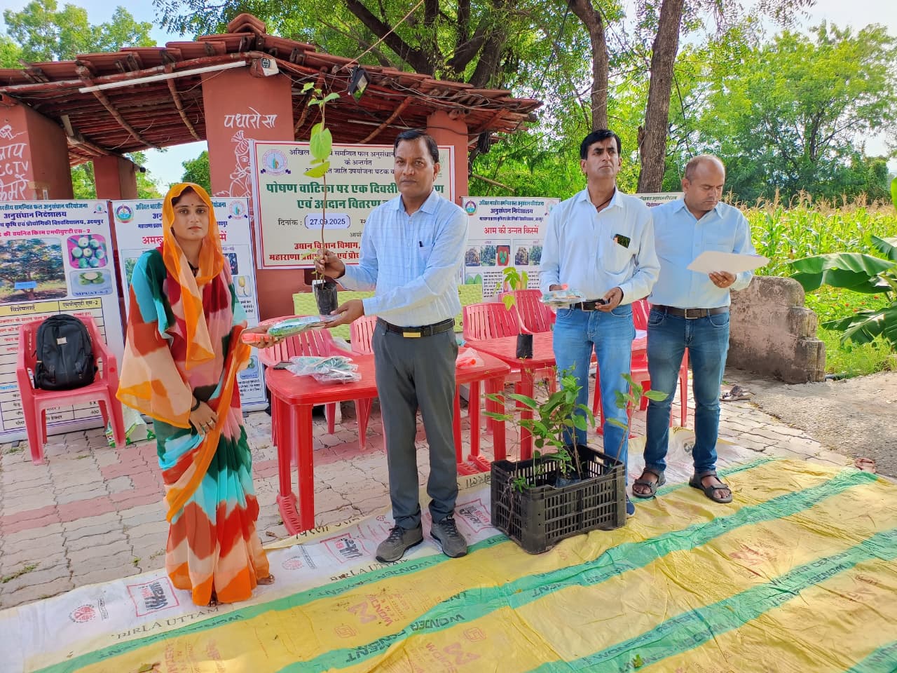 पोषण वाटिका पर एक दिवसीय महिला कृषक प्रशिक्षण एवं कृषि आदान वितरण कार्यक्रम का आयोजन