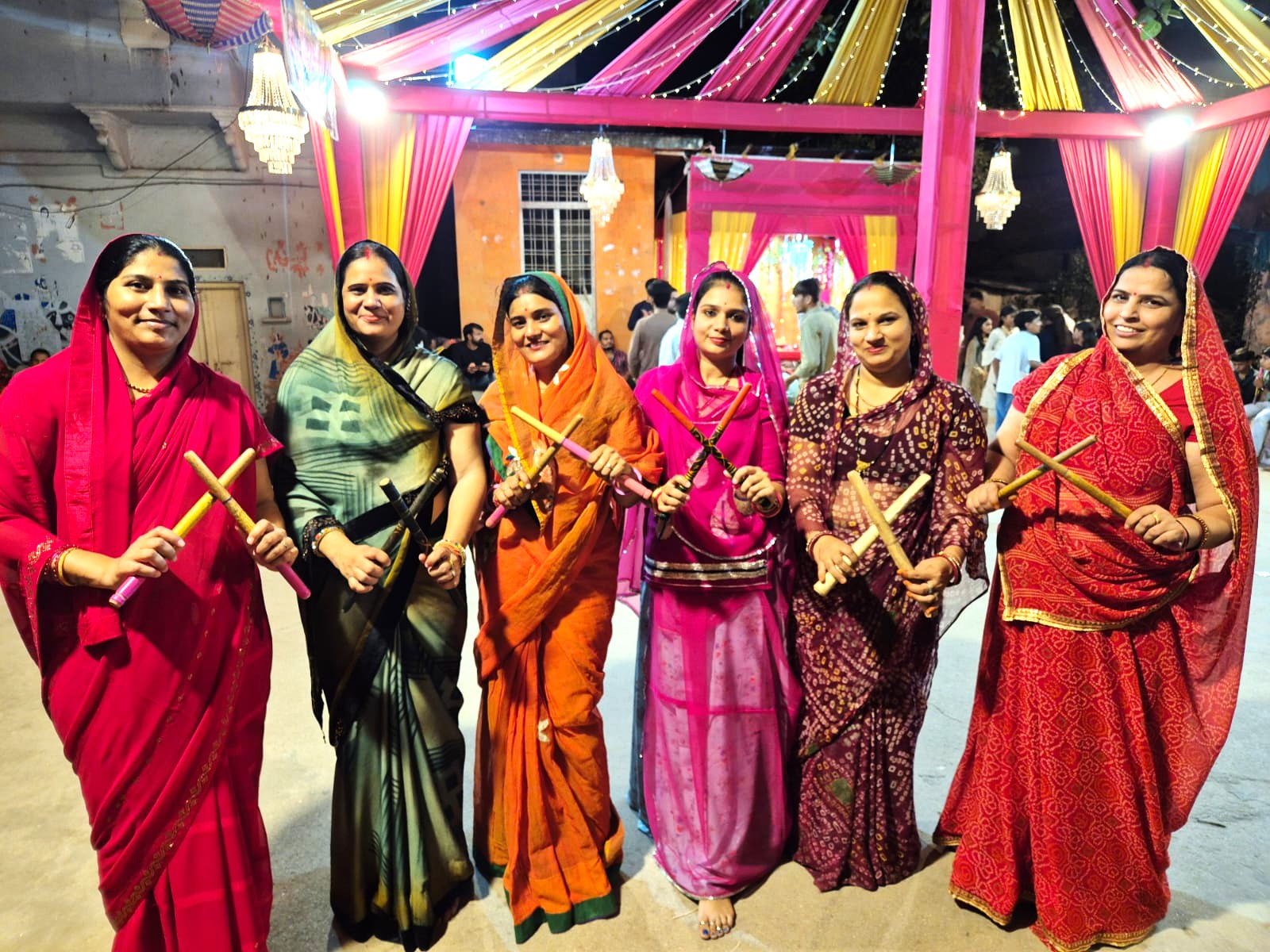 नवरात्रि में आस्था, उमंग व उत्साह चरम पर डांडियों की खनक से गुलजार है गरबा पांडाल