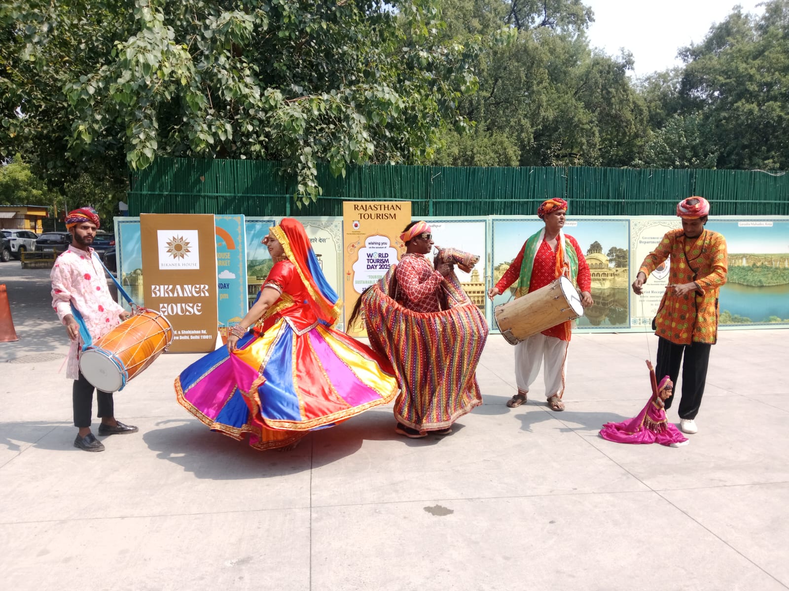 बीकानेर हाउस में आए पर्यटकों का किया अभिनंदन