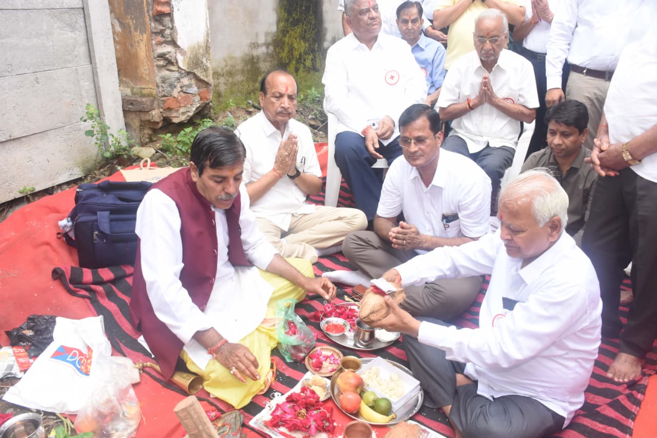 स्वतंत्रता सेनानी श्री भूरेलाल बया रेडक्रॉस भवन सिटी सेंटर भवन निर्माण हेतु नवीन स्थान की नींव पूजा सम्पन्न