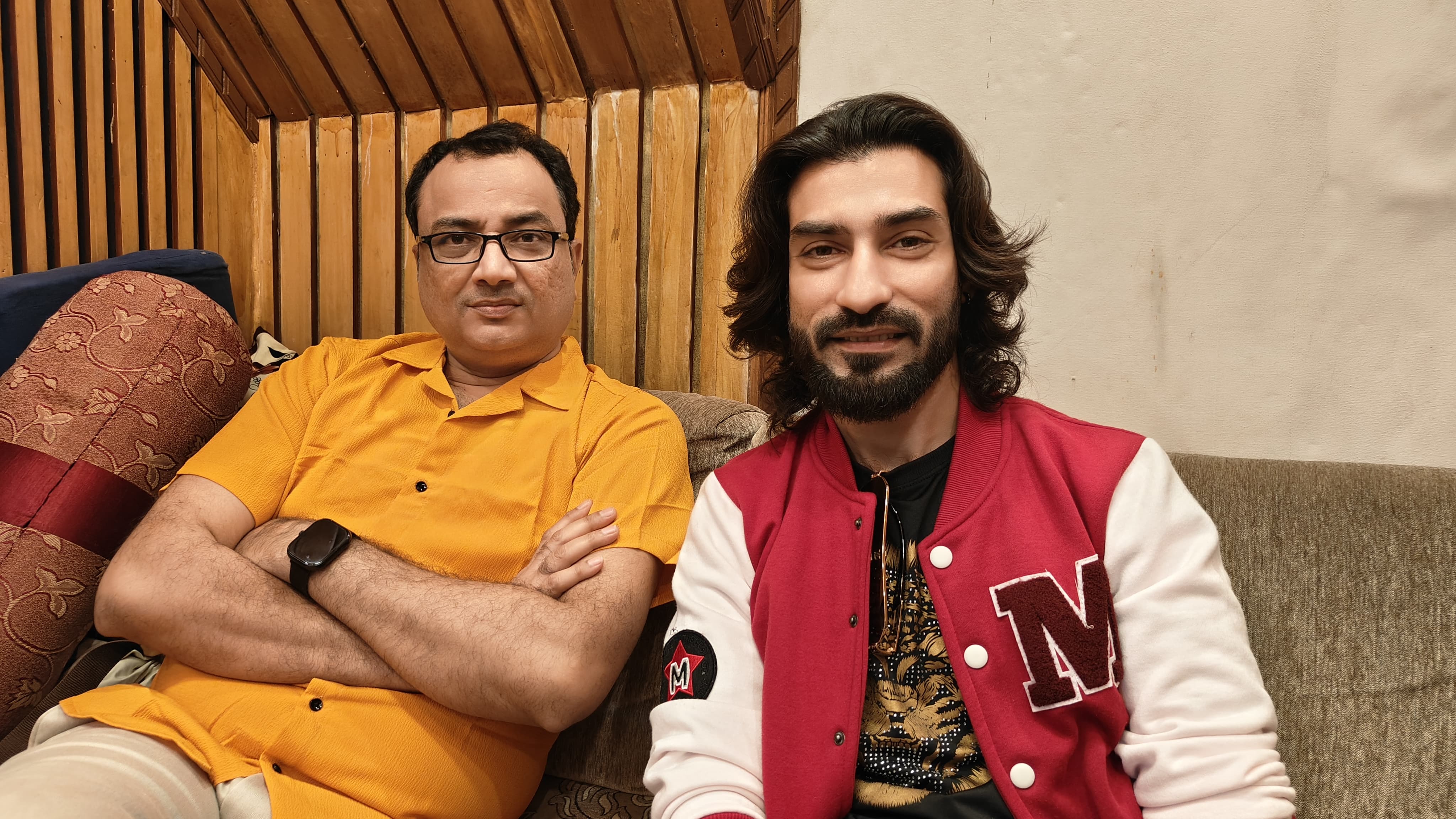 निर्देशक एजाज अहमद और फैय्याज अली खान के बीच छिड़ा लुक्स विवाद, फिल्म "आज के शोले" फिर चर्चा में