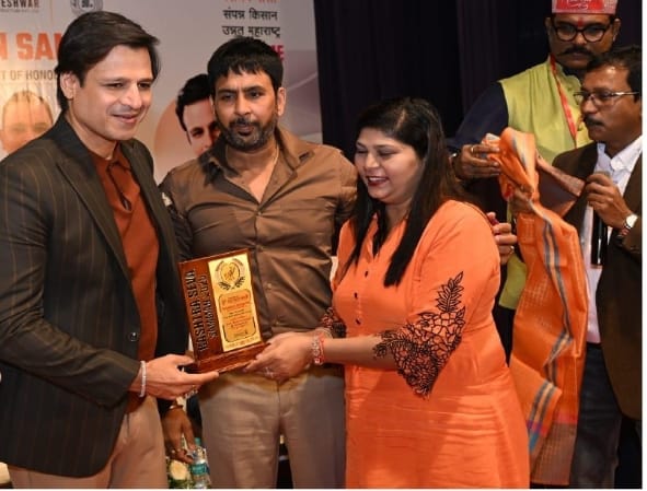 जीतेश्वर इंफ़्रा की प्रबंध निदेशिका रंजना सिंह और वर्षा चतुर्वेदी को अभिनेता विवेक ओबेरॉय ने किया सम्मानित 