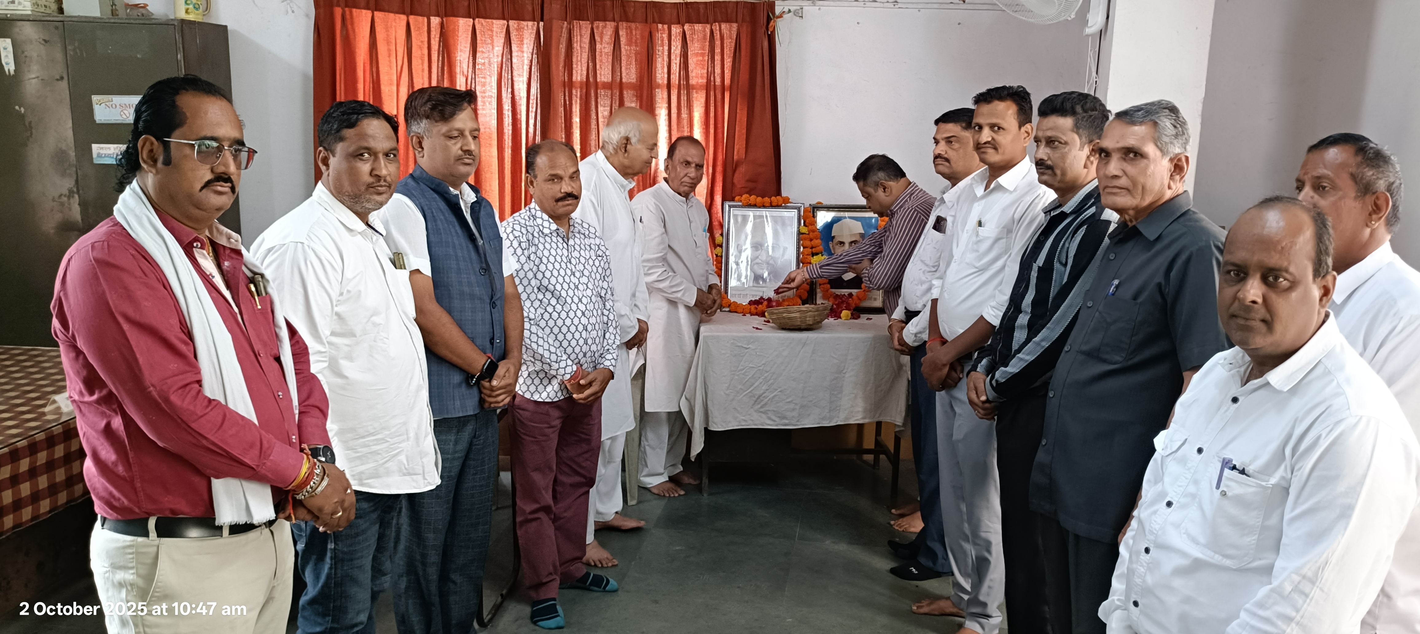 राष्ट्रपिता महात्मा गांधी जी और पूर्व प्रधानमंत्री लाल बहादुर शास्त्री जी की जयंती पर पुष्पांजलि अर्पित कर गोष्ठी का आयोजन हुआ।