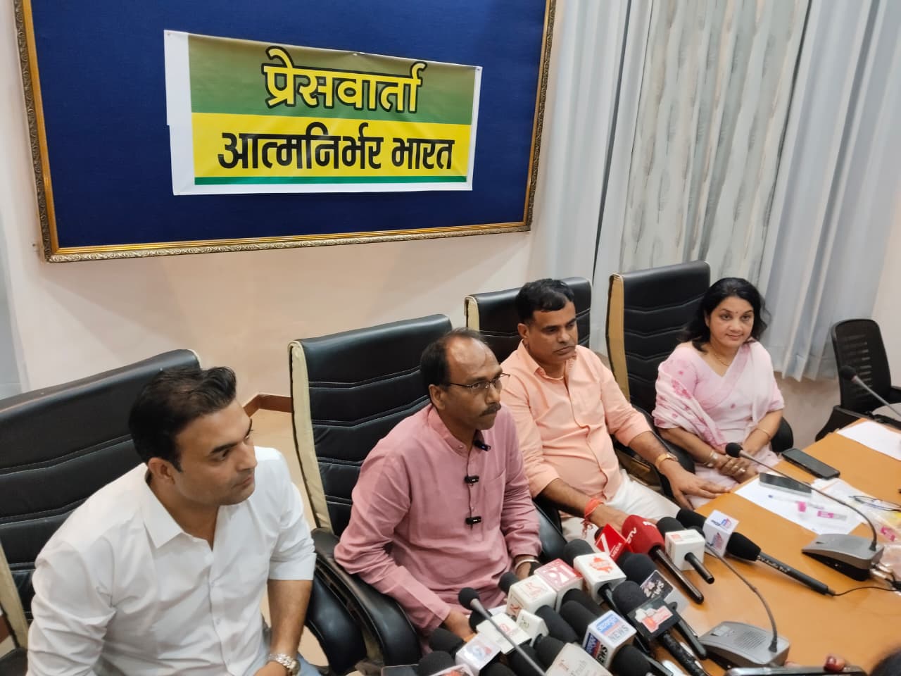 आत्मनिर्भर भारत: स्वदेशी अपनाओ – संकल्प हो, विकल्प नहीं