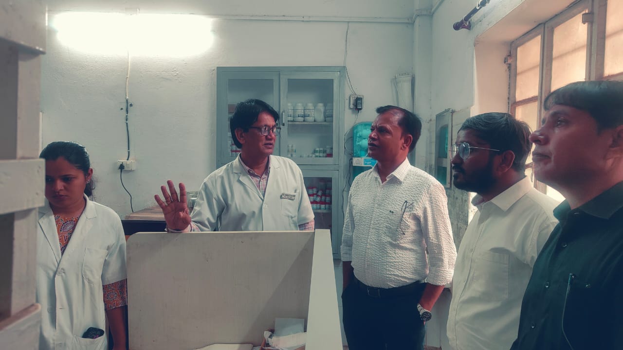 अतिरिक्त निदेशक का सिन्धी बाजार औषधालय में औचक निरीक्षण व्यवस्थाओ से हुए अभिभूत 