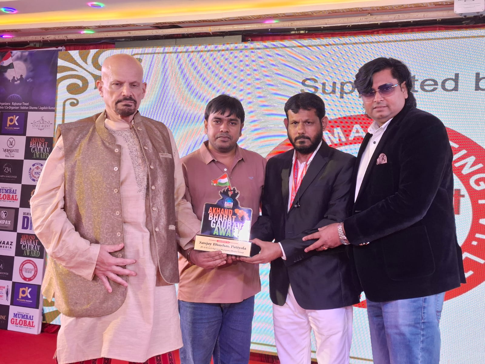बॉलीवुड एक्टर जे ब्रैंडन हिल ने मुंबई में फिल्म प्रचारक संजय भूषण पटियाला को अखण्ड भारत गौरव अवार्ड से किया सम्मानित।