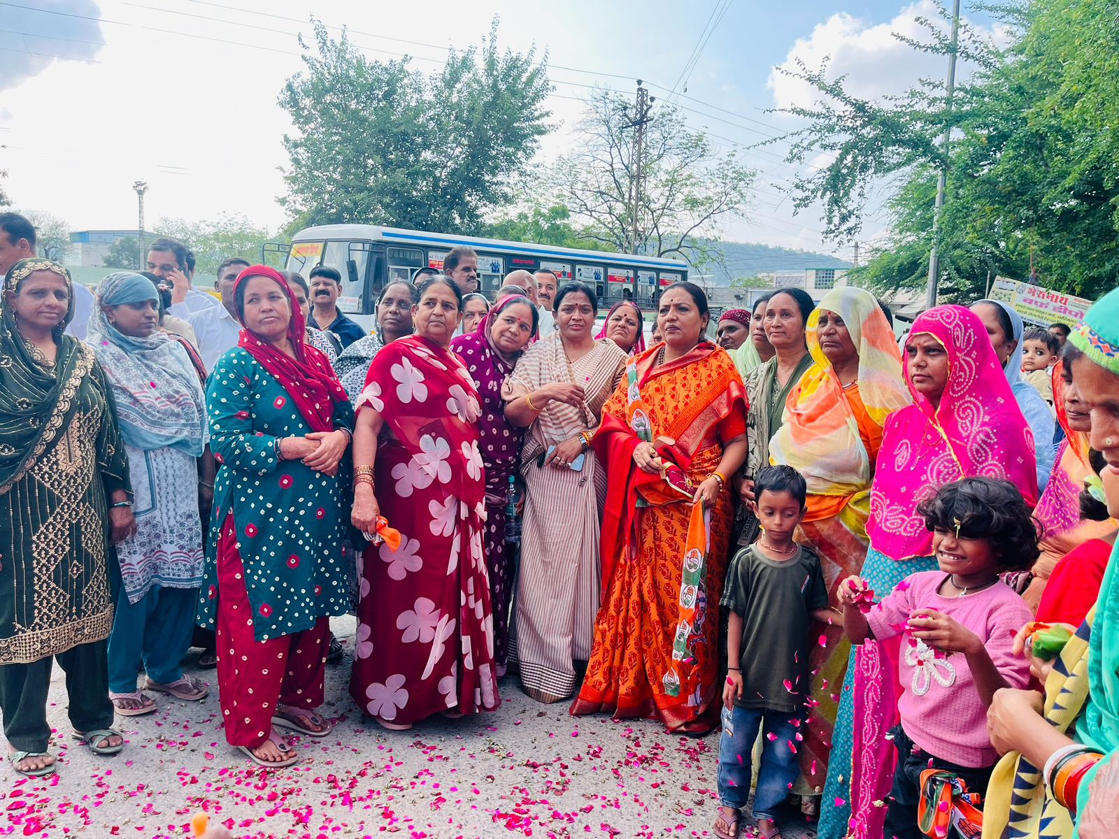 उदयपुर में कामिनी गुर्जर ने दिखाई शक्ति, जेसीबी से पुष्पवर्षा कर किया कांग्रेस प्रभारियों का भव्य स्वागत