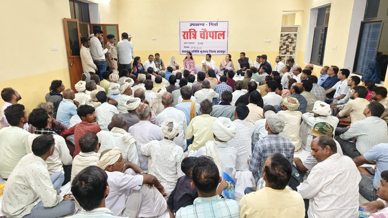 रामज गांव में जमी जिला कलक्टर की रात्रि चौपाल कई परिवेदनाओं का हाथों-हाथ निस्तारण