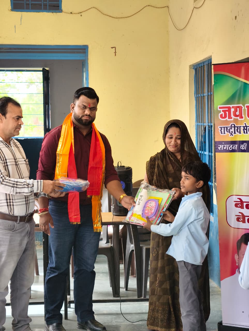 एकलिंग नाथ सेवा संगठन ने स्कूली बच्चों को वितरित किए शैक्षिक किट, दो बच्चियों को गोद लिया