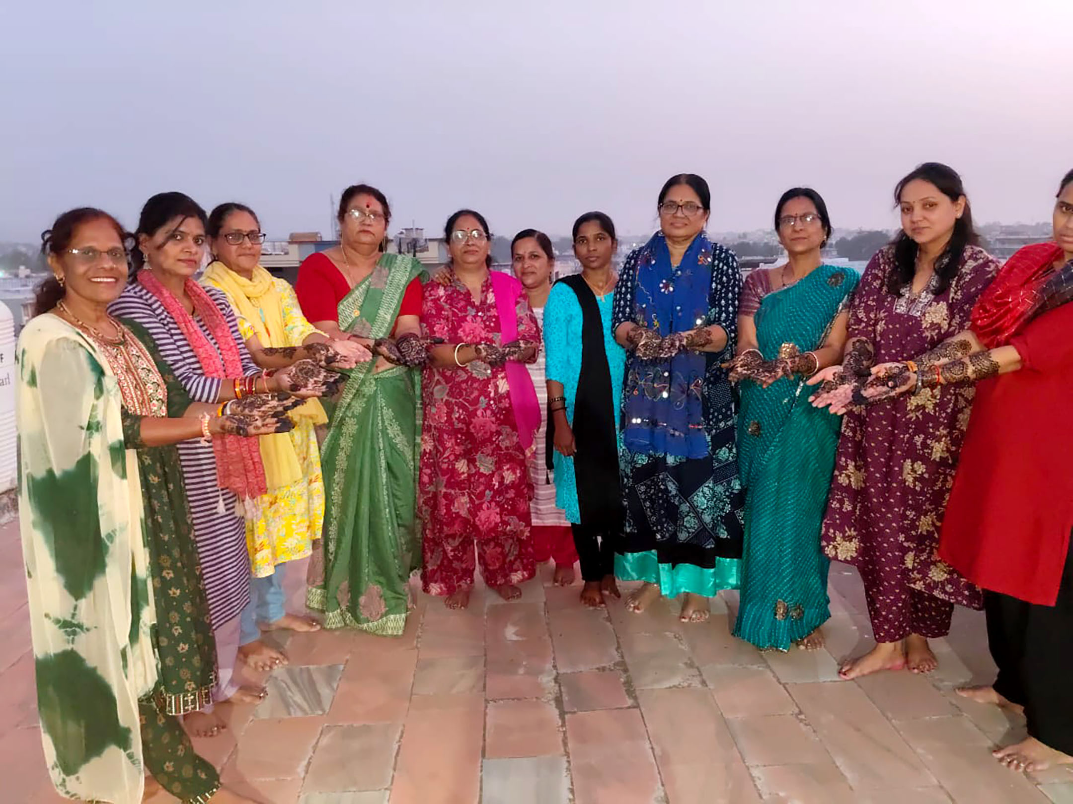 करवा चौथ की पूर्व संध्या पर मेहन्दी रचन उत्सव करवा चौथ की पूर्व संध्या पर मेहन्दी रचन उत्सव