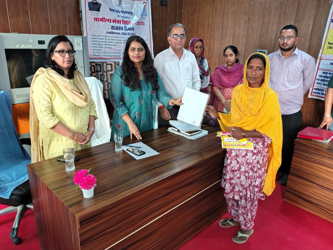 जिला कलक्टर ने रायसिंहनगर में किया ग्रामीण सेवा शिविरों का अवलोकन  