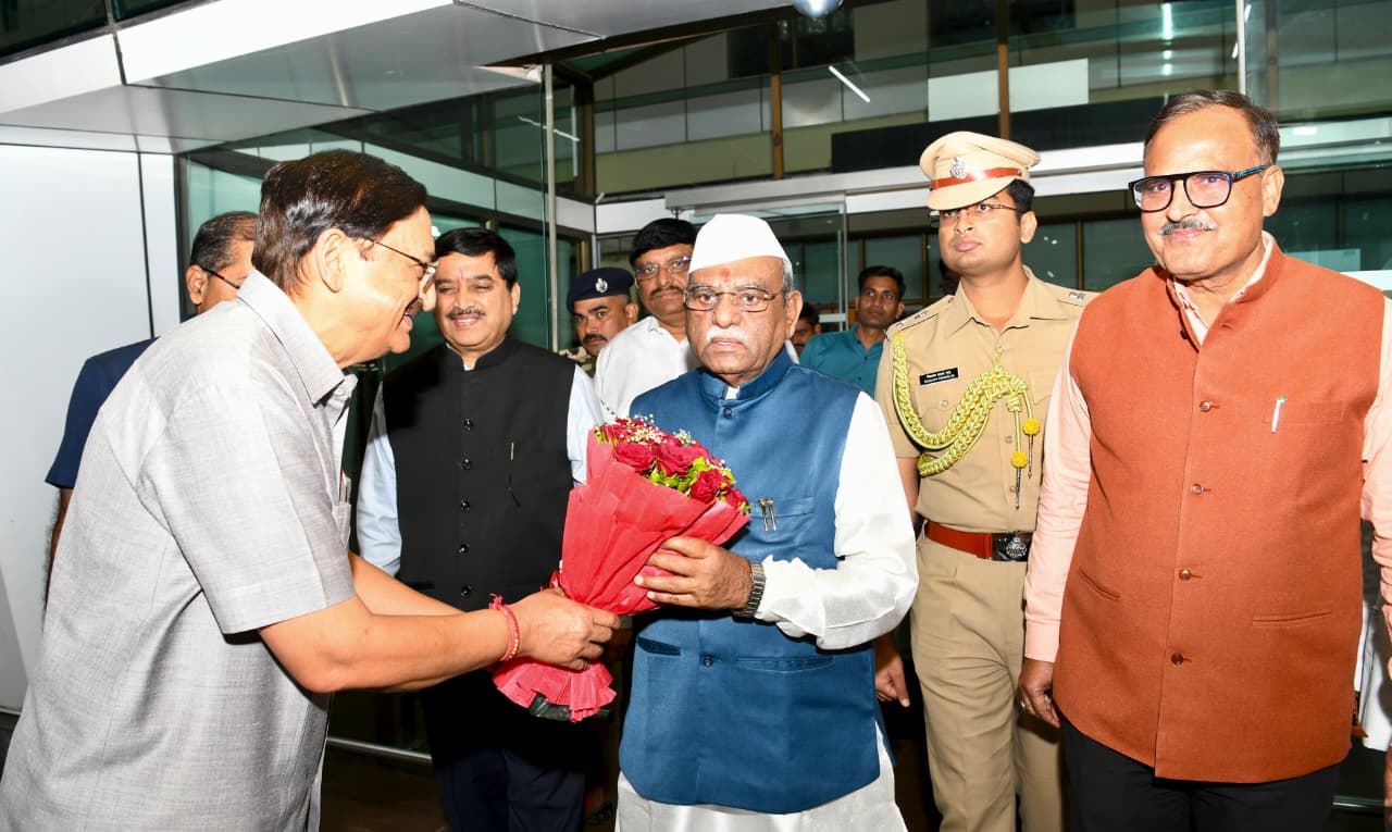 राज्यपाल श्री बागड़े पहुंचे उदयपुर, अधिकारियों ने की अगवानी