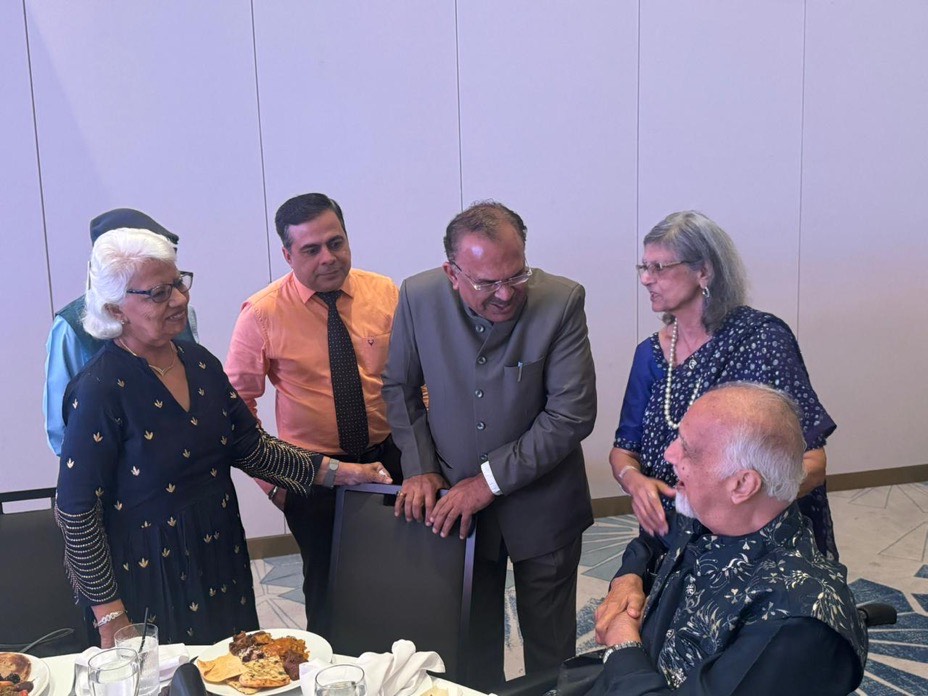 Vasudev Devnani met with members of the expatriate Sindhi community 