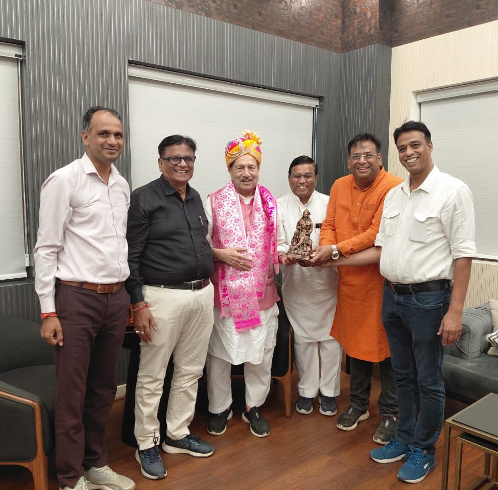 देवर्षि इंद्रेश कुमार का उदयपुर एयरपोर्ट पर आत्मीय स्वागत