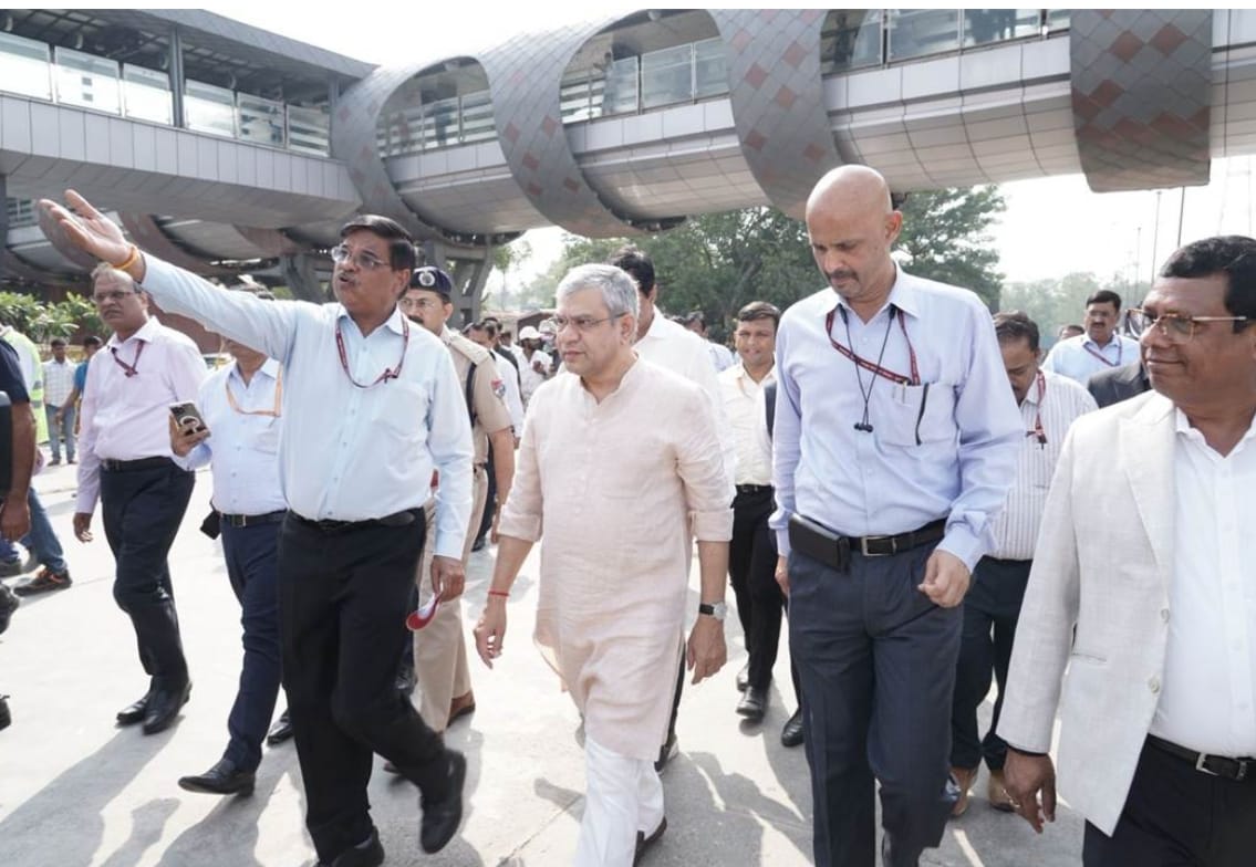 नई दिल्ली रेलवे स्टेशन पर लगभग 7,000 यात्रियों की क्षमता वाले नए, अत्याधुनिक यात्री सुविधा केंद्र का किया निरीक्षण