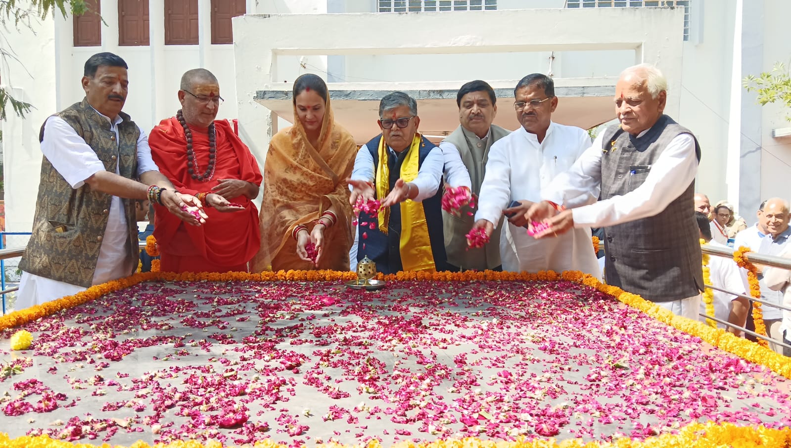 स्वतंत्रता सेनानी दम्पति स्व. परशराम-स्व. शांता त्रिवेदी की मूर्तियों का अनावरण