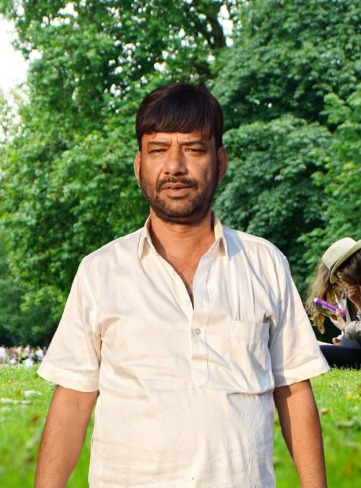 समाज सेवी पर्यावरण प्रेमी ग़ालिब बैग ने  निजी खर्चे पर अपने क्षेत्र में चालीस से ज्यादा   लाल चंदन  के पेड़ लगाए,