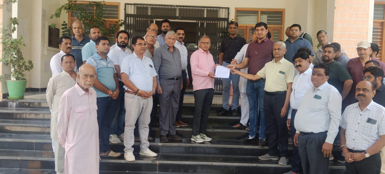 खेरवाड़ा में व्यापारी की सुरक्षा की मांग को लेकर उपखंड अधिकारी को दिया ज्ञापन