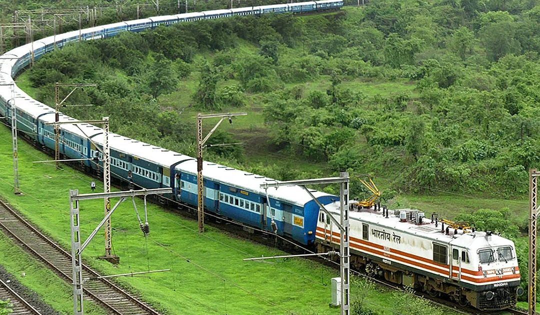 ट्रेन में पटाखे, विस्फोटक या कोई भी ज्वलनशील वस्तुएं लेकर यात्रा न करें, हो सकती है जुर्माना व कैद