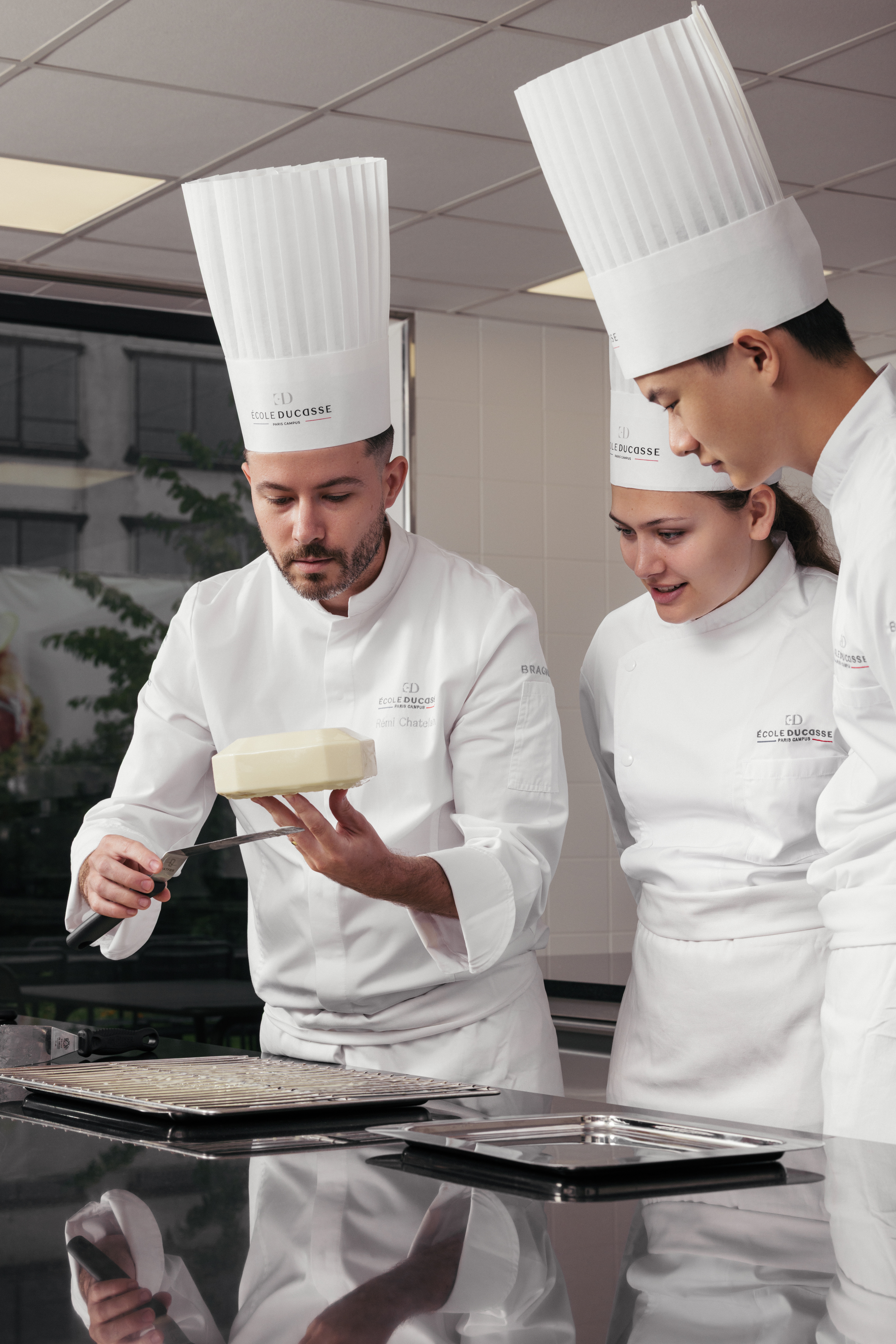 ÉCOLE DUCASSE AND DUCASSE BACCARAT UNVEIL “WINTER PENDANT”: A SIGNATURE YULE LOG CELEBRATING THE ART OF FRENCH CRAFTSMANSHIP   